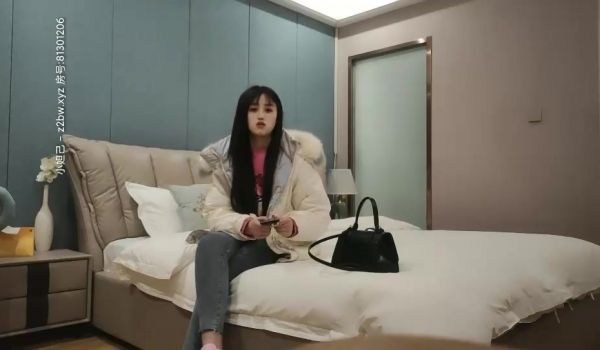 粉衣牛仔裤妹子激情啪啪，口交舔弄上位骑坐抬腿大力
