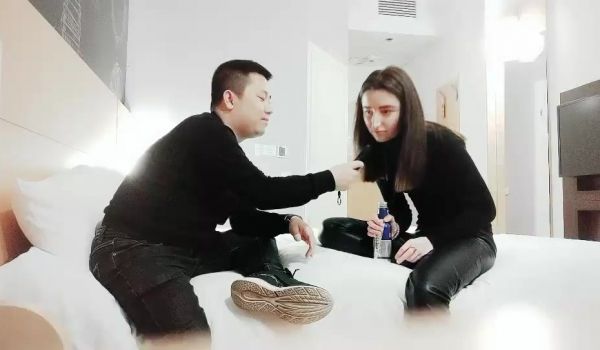 黑衣皮裤国外妹子啪啪，口交舔弄抱着大力猛操上位骑