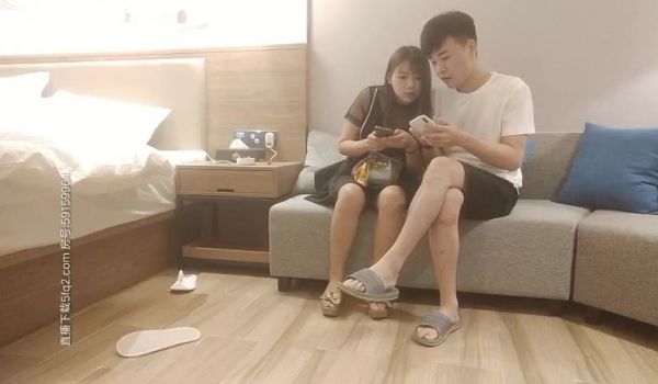 微信外围群约炮外表清纯连衣裙美女小米服务不错很热