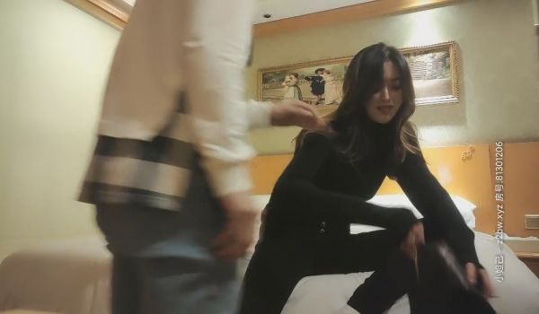 再约外围，高颜值女神，翘臀美乳鸳鸯浴，后入观感佳