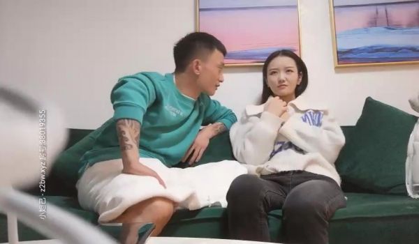 颜值不错妹子沙发啪啪，近距离拍摄口交舔弄翘起屁股