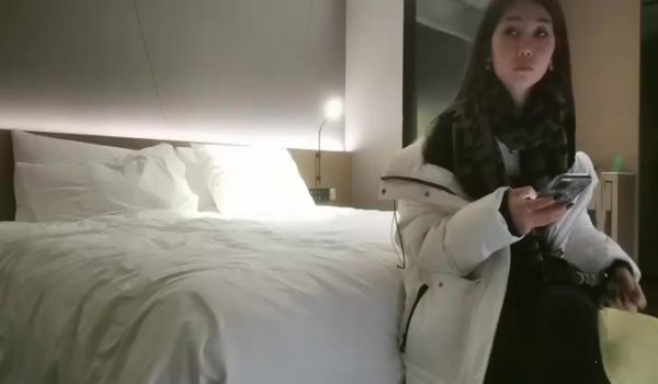 白色外套高颜值妹子啪啪，穿上睡衣舔弄口交骑坐后入