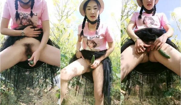 四川乡村美少妇春季到来,到别家菜地擡起裙子露出,