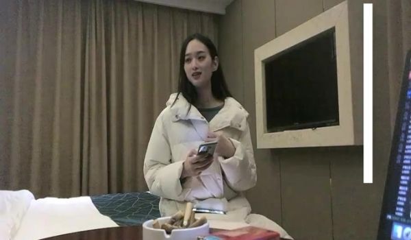 白色外套苗条身材妹子啪啪，翘起屁股口交上位骑坐后