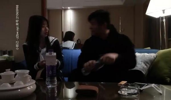 黑衣苗条妹子啪啪，沙发互摸调情口交上位骑坐自己动