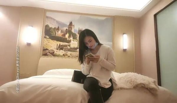 白衣苗条少妇摸奶舔弄调情，口交拉着手后入大力抽插