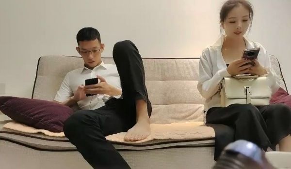 御姐范黑色裹胸裙高素质美女,在客厅小沙发上连续操