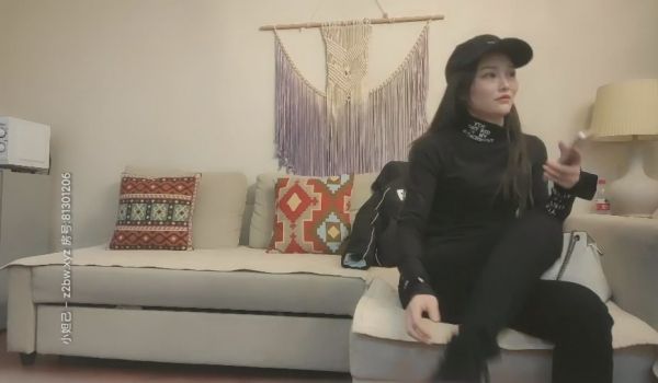 极品风骚外围，情趣装美腿艳舞诱惑，沙发啪啪AV视