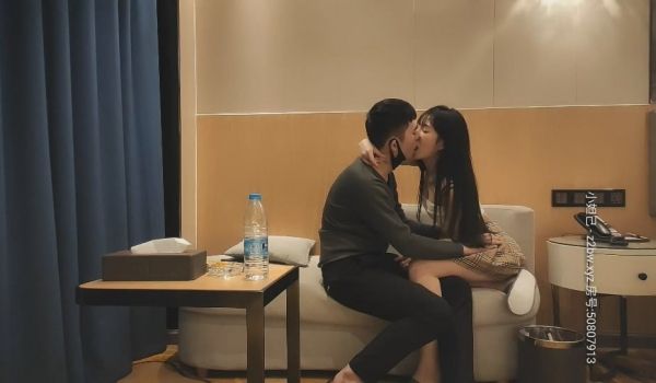 极品兼职外围，苗条美乳，舌吻口交后入，姿势繁多角