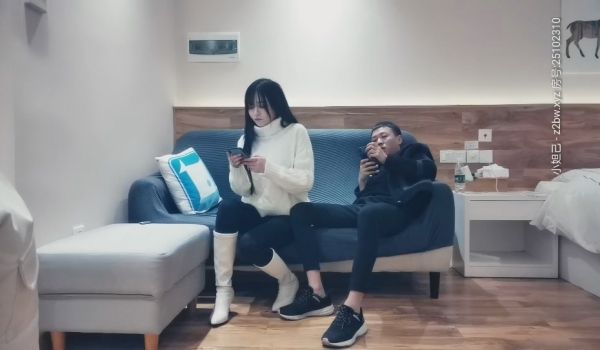 极品外围女神，黑丝情趣近景展示，苗条温柔配合，各