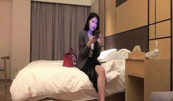 御姐范极品性感气质美女高价援交大屌男,奶子圆润坚