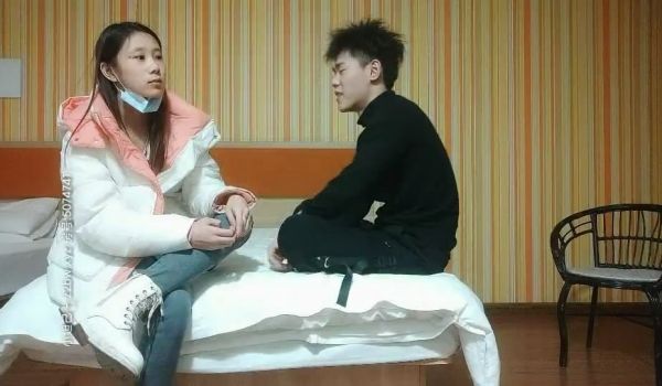 疫情不回家 找个青涩的高校兼职学妹打炮爽下 年轻