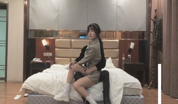 新斩获的白领小姐姐，清纯温柔，美胸长腿，超清设备