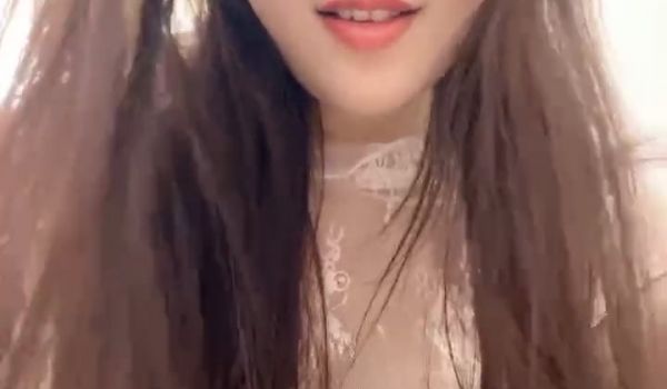 长发唇红齿白苗条高挑妹子，黑丝大长腿热舞自慰，椅