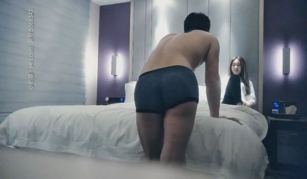 第一场干完洗澡穿衣，妹子温柔健谈性欲又起第二炮，