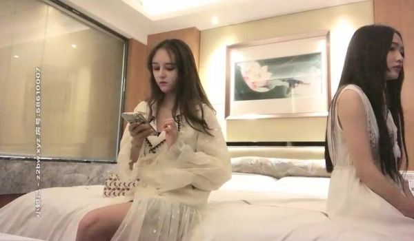 女主播旺仔牛逼糖一起探花双飞啪啪，情趣装口交舔弄