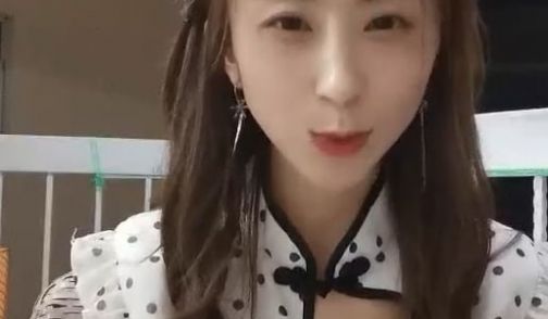 真空上街 水果店 海滩撒尿 勾搭路边售楼小哥摸奶
