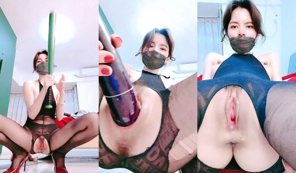 棒球棒拖把大茄子自慰，开档黑丝茄子插入，太大撑爆