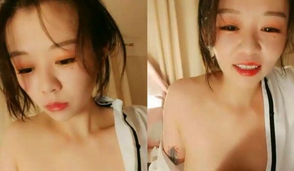 草莓小喵喵大屁股少妇居家激情啪啪，口交舔弄拨开内