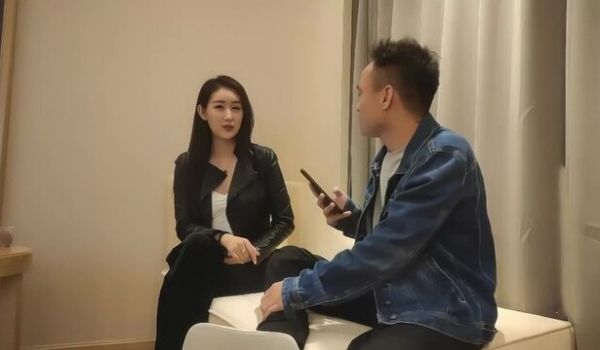 极品颜值黑色皮衣妹子玩制服诱惑，换上制服红色包臀