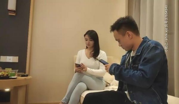 颜值不错肉肉身材肥逼妹子啪啪，特写按头口交抬腿抽