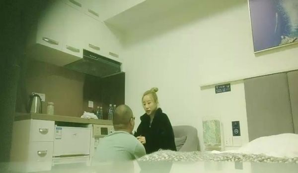 丸子头金发妹子啪啪，近距离拍摄直接骑坐抽插大力猛