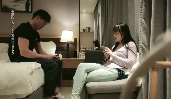 牛仔裤胸上纹身妹子啪啪，按着腿手指扣逼口交上位骑