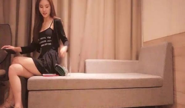 前凸后翘极品性感美女,外边女神范干起逼来特别淫荡