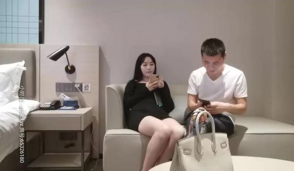 长相甜美白臀裙性感大长腿妹子啪啪，舌吻调情69姿