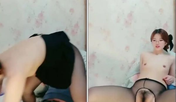 韩老师性感红唇长相甜美眼镜妹子炮友戴假屌啪啪秀，