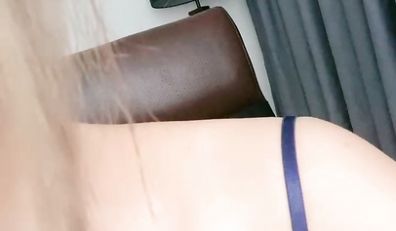 颜值区下海短发美女！满背漂亮纹身！小尺度秀一下，