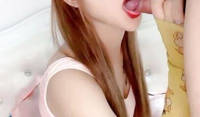 死库水网红美女！一线天无毛馒头逼！抓着屌吸吮深喉