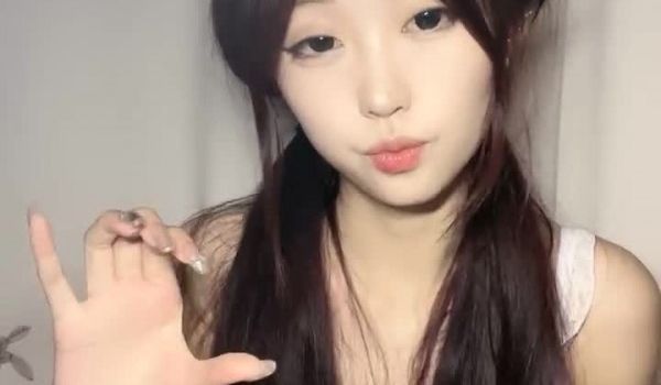 婴儿肥呆萌甜18美少女！一脸清纯掏出奶子揉捏！没