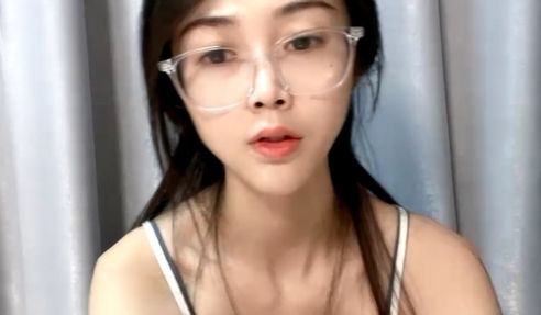 文静新人眼镜小姐姐！苗条身材全裸秀！脱掉内裤扭腰