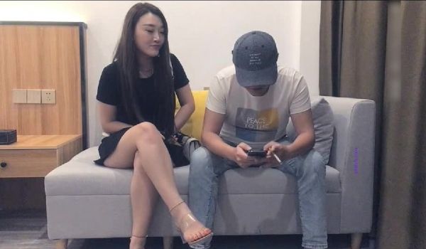 极品气质御姐少妇约到酒店一袭连衣黑裙性感心动，扑
