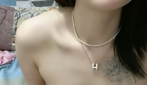 孤独的小少妇一个人在家跟狼友发骚，互动撩骚听指挥