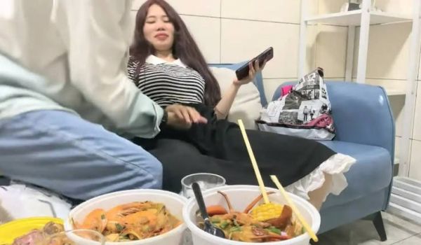 约操良家小少妇，吃饱喝足再开操，扒掉衣服摸骚穴，