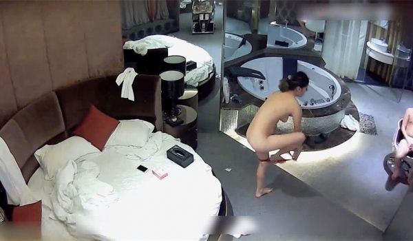 丰满肉感极品少妇约到情趣酒店脱光光逼毛黑黝黝让人