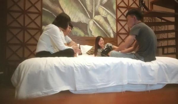 28岁体制内良家夫妻，四人情色小游戏，从害羞到裸