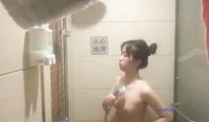 酒店浴室镜子上暗藏针孔摄像头偷窥美女洗澡