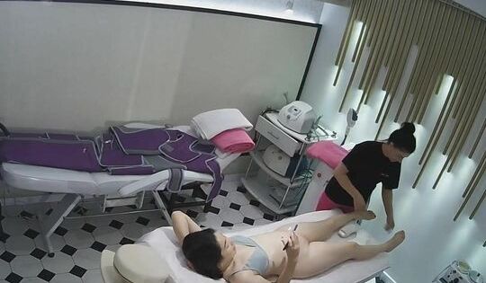 黑客破解美容院监控摄像头超清偷拍 极品少妇做SP