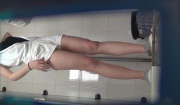 公园女厕全景偷拍牛仔裤美少妇张着大口的黑鲍鱼