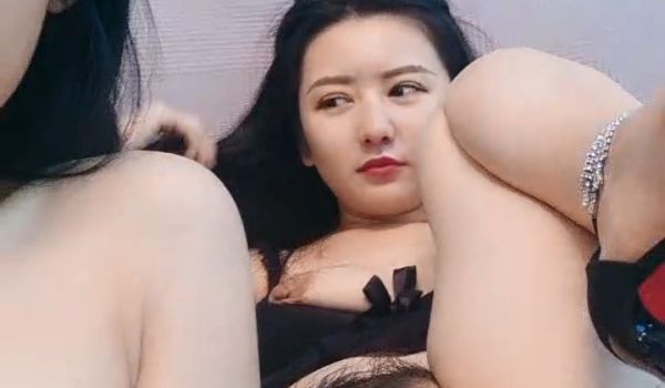 风骚姐妹花全程露脸高能发骚，揉奶玩逼道具摩擦抽插
