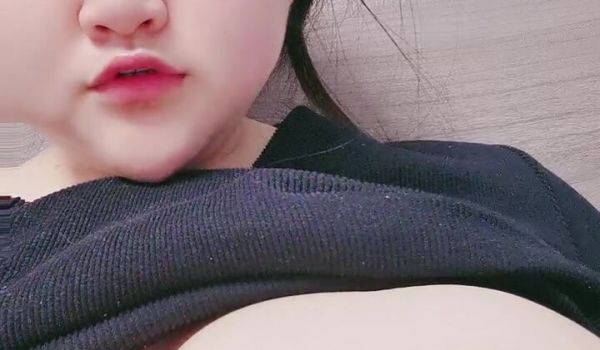 长相可爱的妹子，丰满白皙巨乳大到惊人，乳交大黑牛