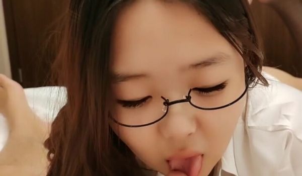 酒店和蝴蝶粉逼的眼镜妹子啪啪做爱，卖力口交细心唑