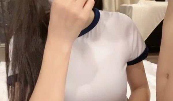 小情侣老油条，掰穴特写舔逼，带个套传教起来，姿势