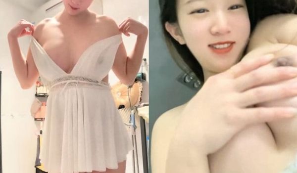 性感尤物！露背裙大奶唿之欲出！卫生间揉奶摸肥穴，