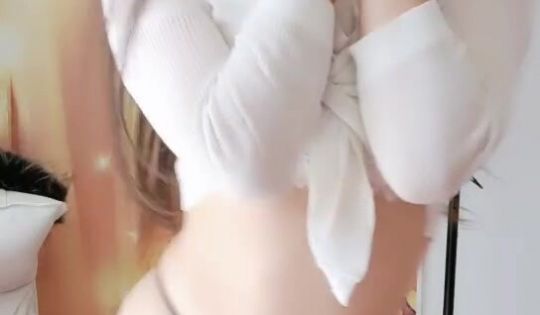 美少妇一个人在家自慰，手持镜头拍摄自己的私处，近
