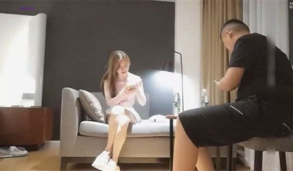 女神级清秀苗条小姐姐约到酒店，身穿一袭性感连衣裙