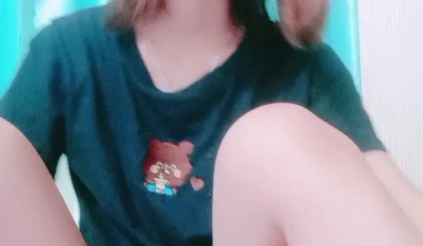 气质高挑新人妹子露脸卧室床上自慰，阴毛很少 岔开